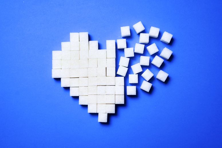 Un corazón hecho de terrones de azúcar se desintegra