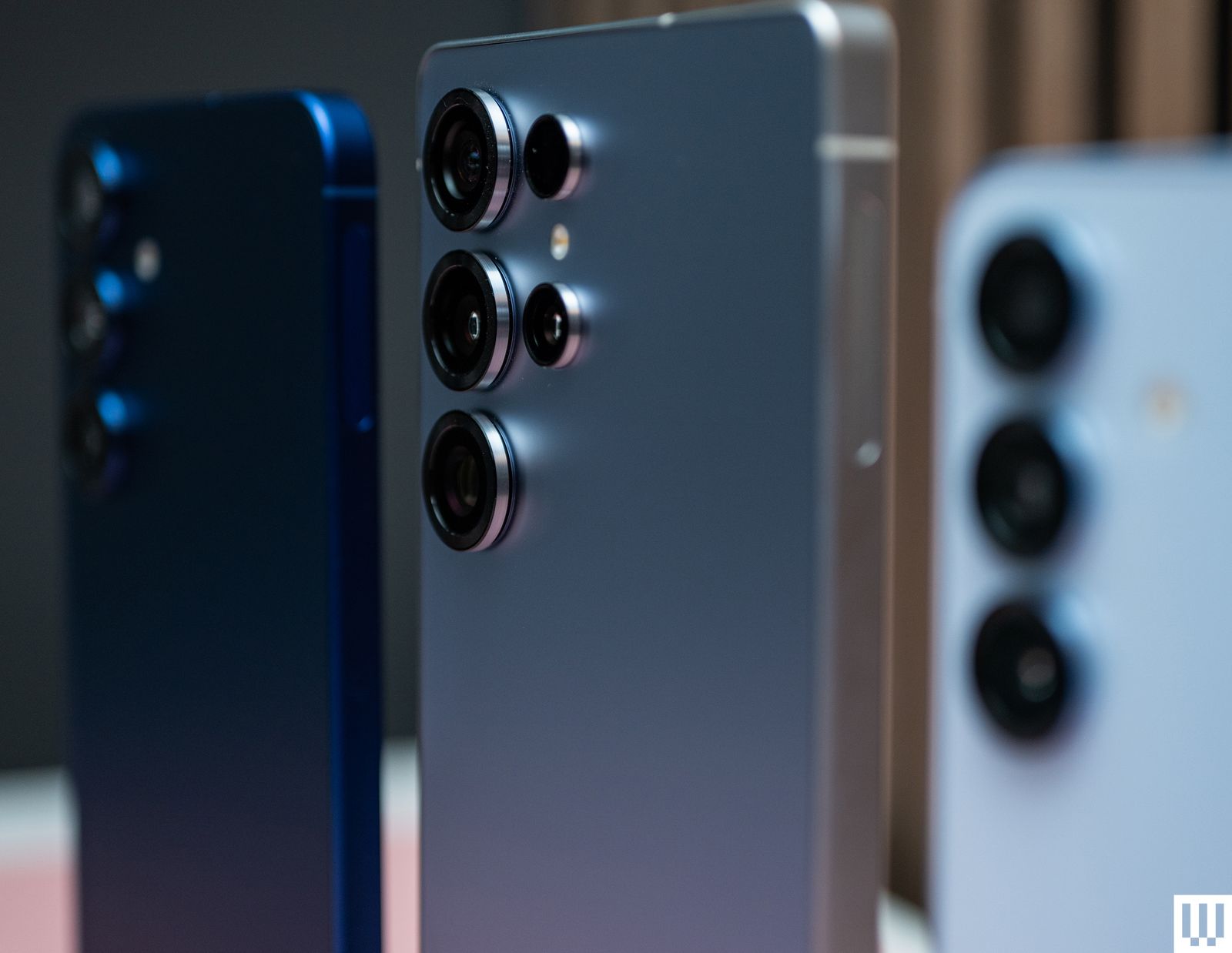 Vista trasera de tres smartphones  mostrando las lentes de las cmaras de cada uno de ellos.