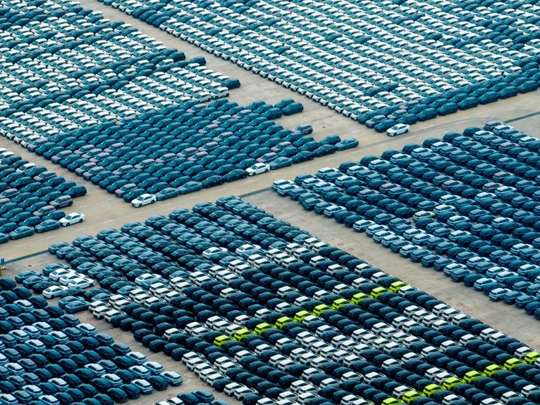 Vista aérea de los vehículos BYD esperando su envío