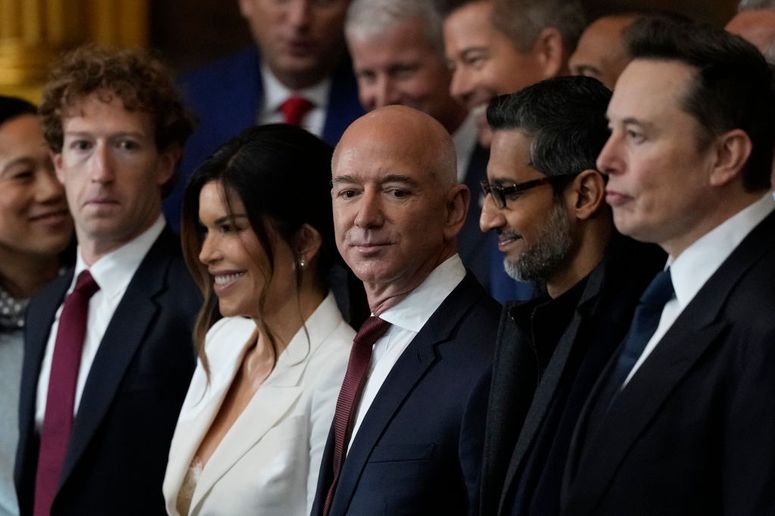 Invitados como Mark Zuckerberg, Lauren Sánchez, Jeff Bezos, Sundar Pichai y Elon Musk asisten a la toma de posesión de Donald J. Trump en la Rotonda del Capitolio de Estados Unidos el 20 de enero de 2025 en Washington, DC.