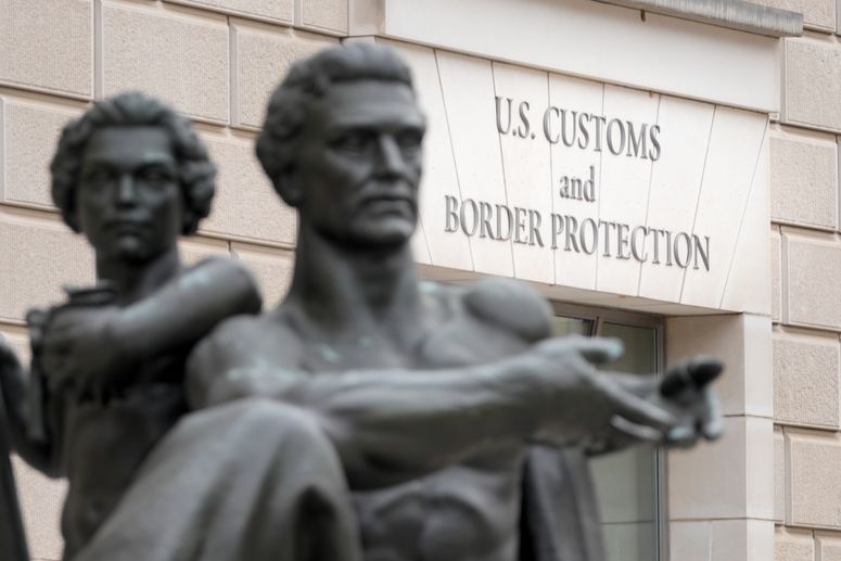La entrada principal de la sede de Aduanas y Protección de Fronteras de Estados Unidos.
