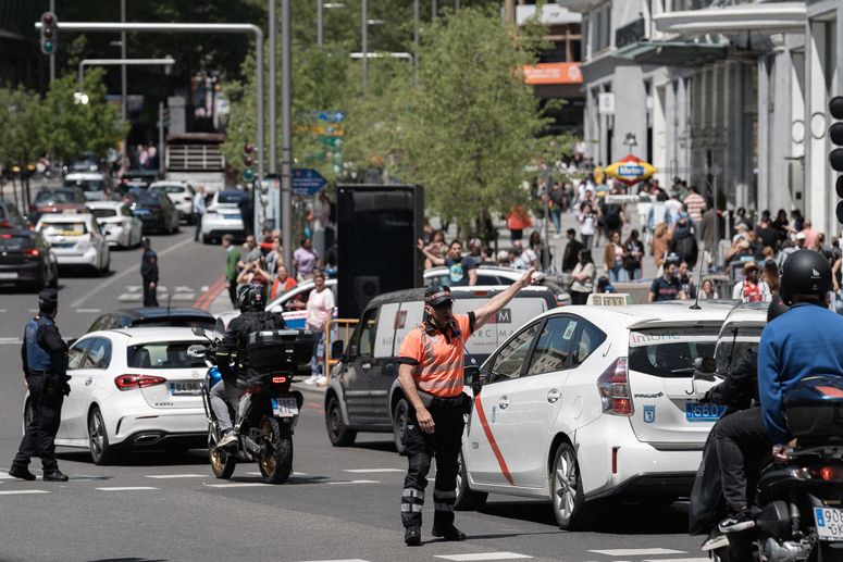 MADRID, ESPAÑA - 28 DE ABRIL: La policía toma medidas de seguridad ante un apagón generalizado que afecta a España y Portugal alrededor del mediodía del lunes, en Madrid, España, el 28 de abril de 2025.