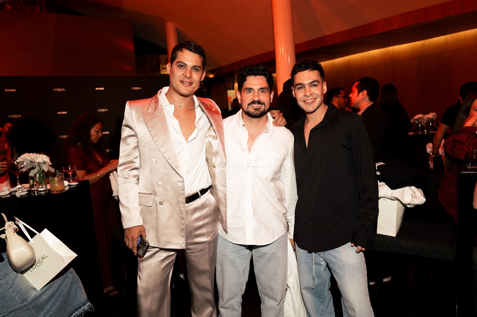 tres jóvenes posando en evento de L'Oral Paris