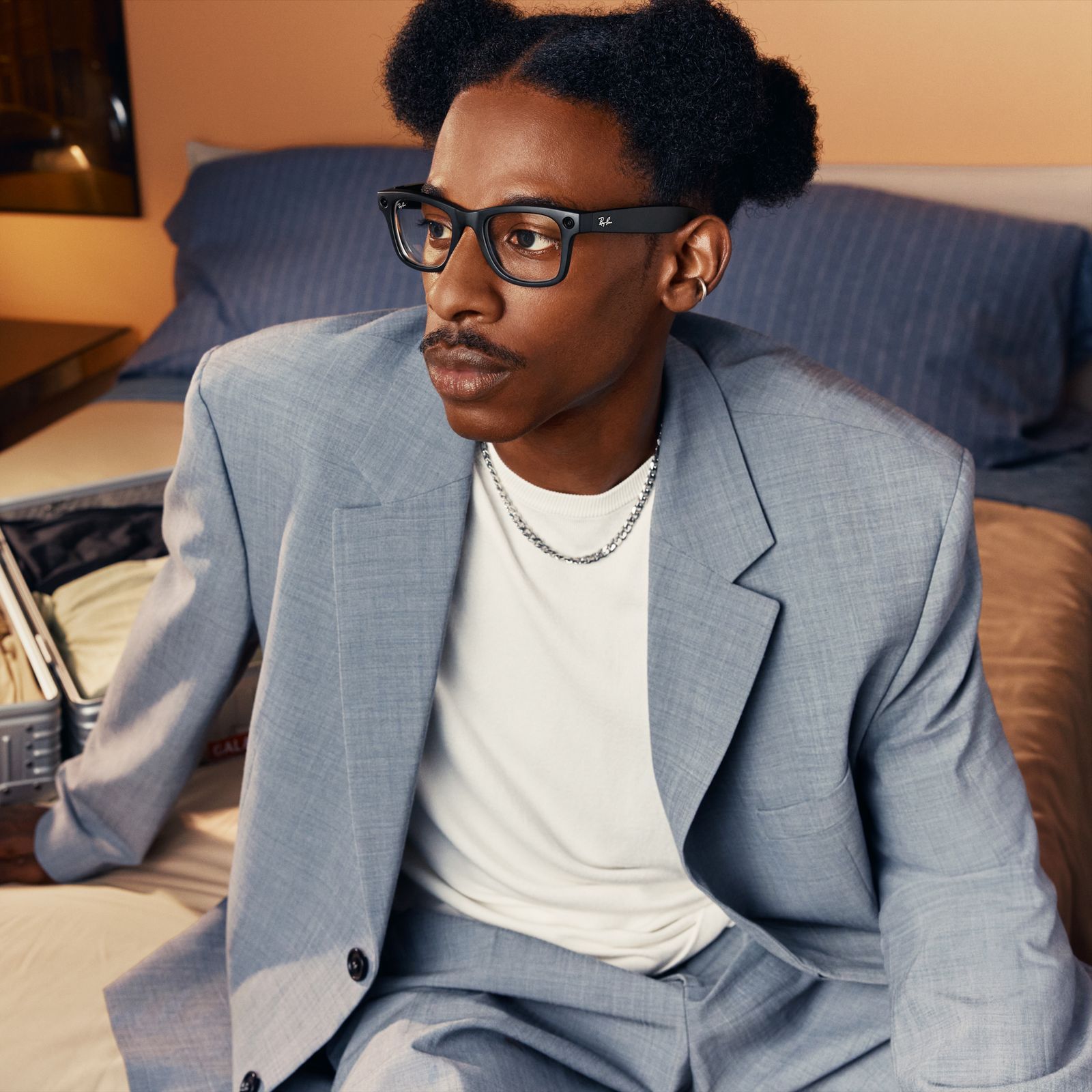 Hombre usando las gafas Meta RayBan