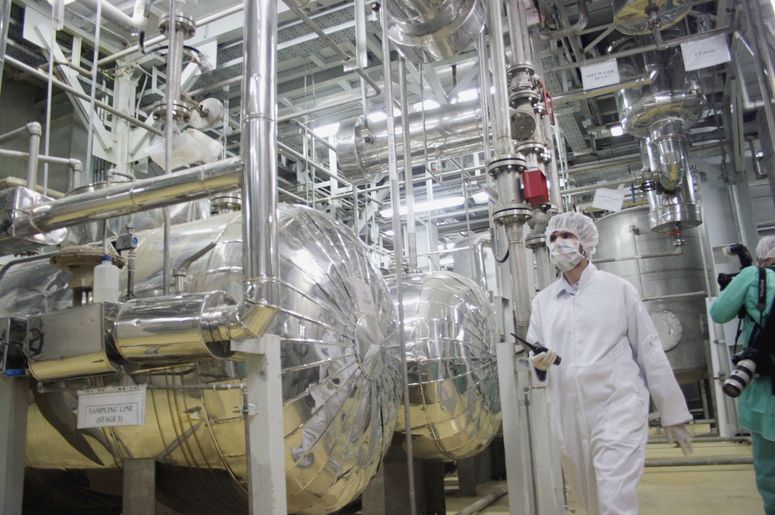 Un técnico camina por el interior de la planta de conversión de uranio de Isfahan, uno de los centros neurálgicos del programa nuclear iraní, donde se produce el gas hexafluoruro que luego se enriquece en Natanz.