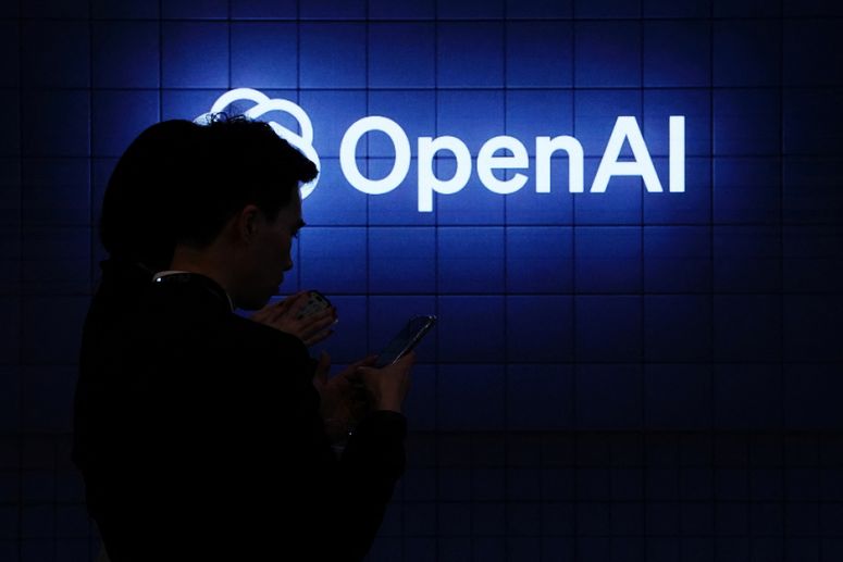 Sombra de una persona con el logo de OpenAI atrás.