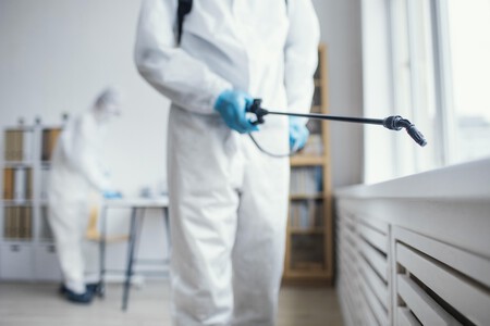 Personas Desinfectando Un Area De Riesgo Biologico