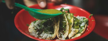 Las salsas de los puestos del Metro de CDMX tienen más que picante: un estudio halló bacterias fecales y esto es lo que recomiendan hacer 