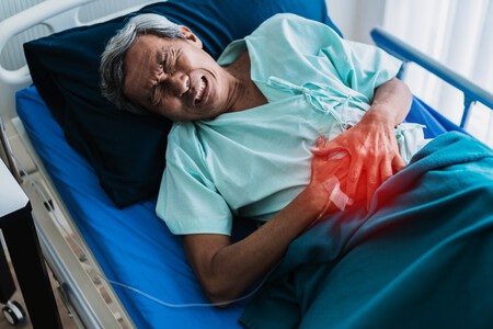 Dolor Y Estomago Viejo Abuelo Asiatico Senior En Uniforme De Paciente Sufren De Problemas Corporales Concepto De Ideas De Salud