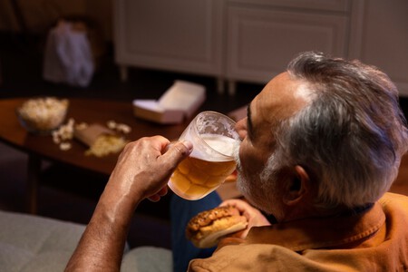 Hombre Disfrutando De Una Cerveza Mientras Esta Solo En Casa