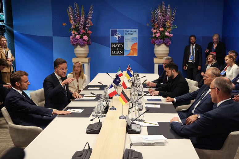 (Izquierda a derecha): el presidente francés Emmanuel Macron, el secretario general de la OTAN Mark Rutte, la primera ministra italiana Giorgia Meloni, el primer ministro británico Keir Starmer, el presidente ucraniano Volodymyr Zelensky, el primer ministro polaco Donald Tusk y el canciller alemán Friedrich Merz participan en una reunión entre el secretario general de la OTAN, el presidente de Ucrania y los líderes de los países del E5 durante una cumbre de jefes de Estado y de Gobierno de la OTAN en La Haya el 25 de junio de 2025. 