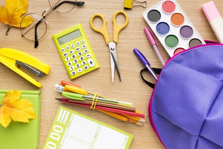 Vista Superior De Utiles Escolares Para El Regreso La Escuela Con Lapices Y Mochila