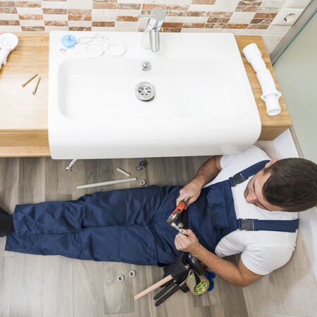Tecnico Sanitario Que Trabaja Con Lavabo 1