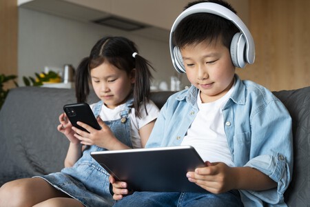 Ninos De Tiro Medio Con Dispositivos