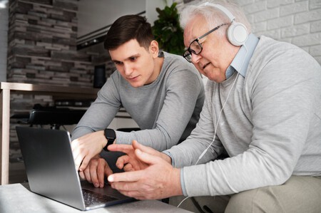 Abuelo Aprendiendo Usar Divice Digital