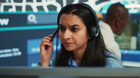 Una Operadora De Despacho India Da Instrucciones Los Mensajeros