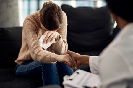 Mujer Deprimida Que Busca Consuelo De Su Psicoterapeuta