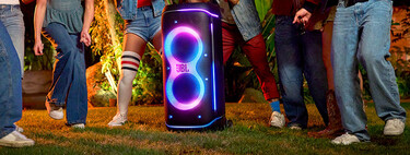 Enorme bocina de 800W con dos entradas para micrófonos y Bluetooth. Tiene pila para 15 horas