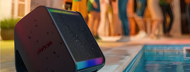 Bocina inalámbrica LG de 120W y triple altavoz. Puedes conectarle un micrófono para hacer karaoke