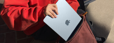 Mac con pantalla de 13.6 pulgadas y 16 GB de RAM. Tiene procesador potente creado por Apple