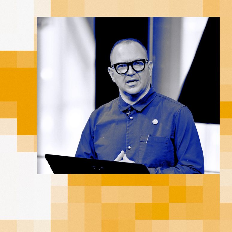 NUEVA YORK, NUEVA YORK - 22 DE SEPTIEMBRE: Cory Doctorow habla en el escenario durante Unfinished Live en The Shed el 22 de septiembre de 2022 en la ciudad de Nueva York.