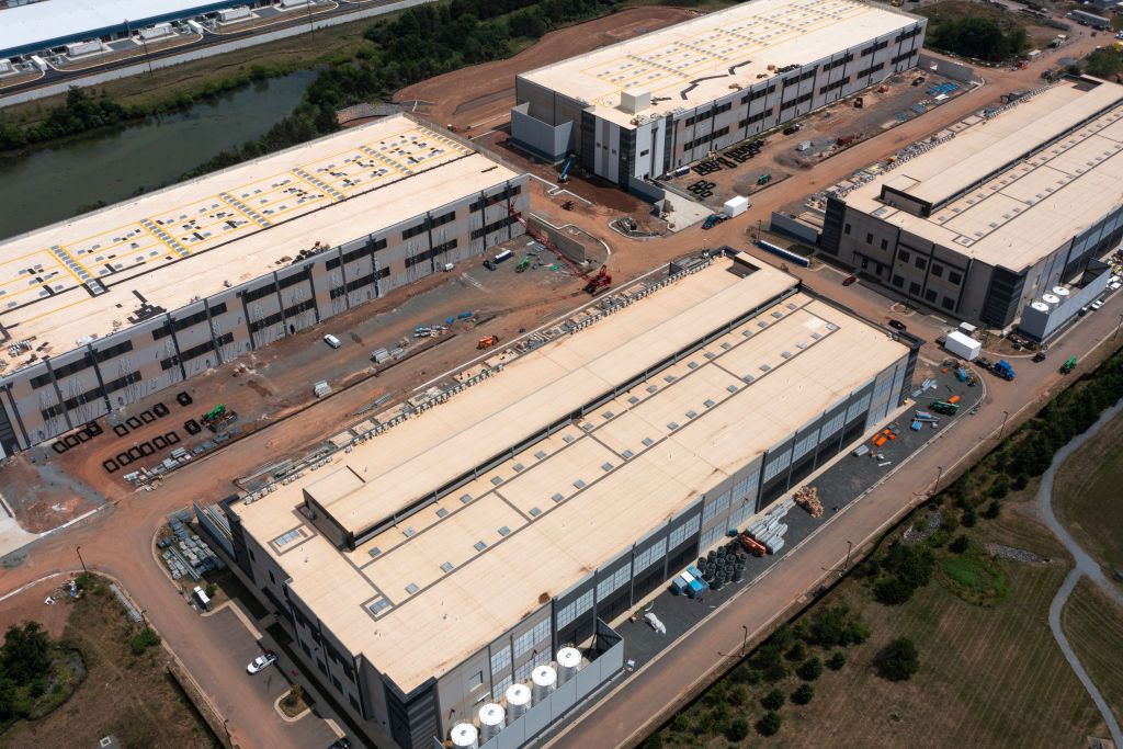 Vista area de un centro de datos de Amazon Web Services el 17 de julio de 2024 en Stone Ridge Virginia. El norte de...