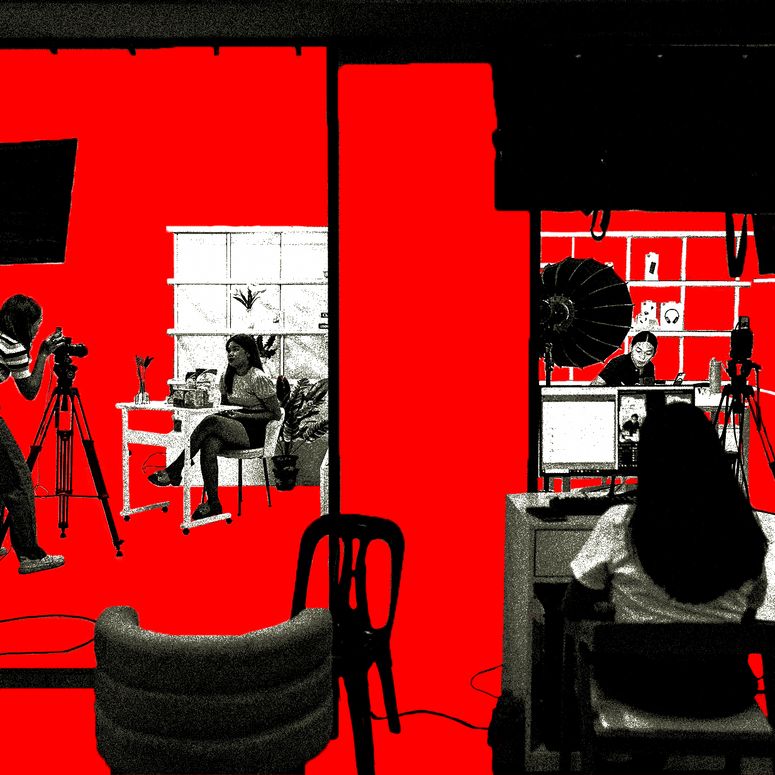 Los trabajadores (izquierda) preparan la retransmisión en directo para una marca de bebidas en TikTok Shop, mientras que un presentador en directo (derecha) promociona productos para una tienda de gadgets.