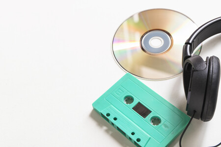 Disco Compacto Cassette Turquesa Y Auriculares Sobre Fondo Blanco