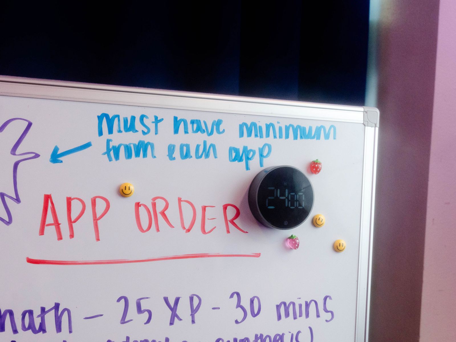 Una pizarra blanca en una escuela Alpha.