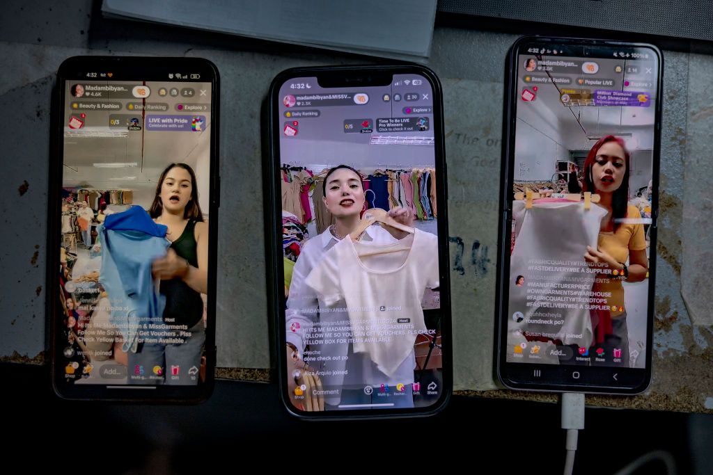 Vivian Arrojado  y su personal presentan ropa a la venta en tres transmisiones simultneas en directo de TikTok Shop en...