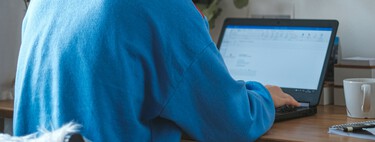 A una mujer la despidieron tras 18 años en su trabajo: la empresa controlaba sus actividades y sabía cuánto tiempo pasaba frente a su PC