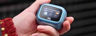 Si quieres unos audífonos diferentes, estos de JBL tienen pantalla en el estuche para ecualizar el sonido