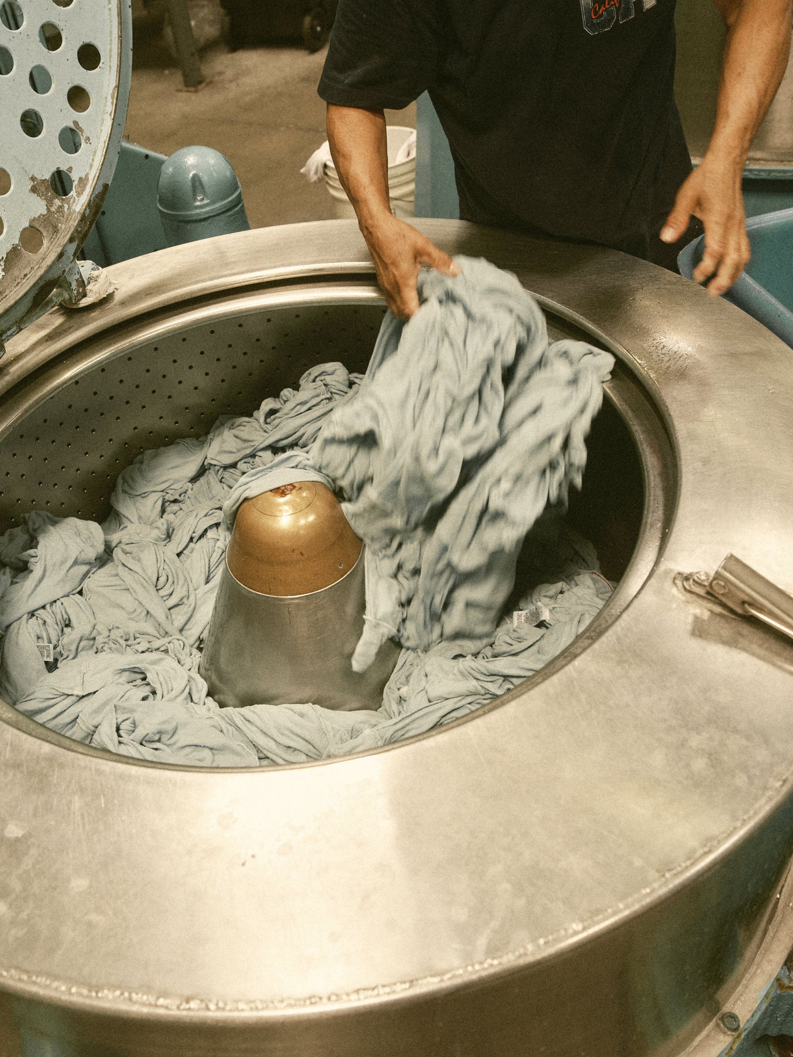 El algodón se tiñe en una fbrica de American Giant.