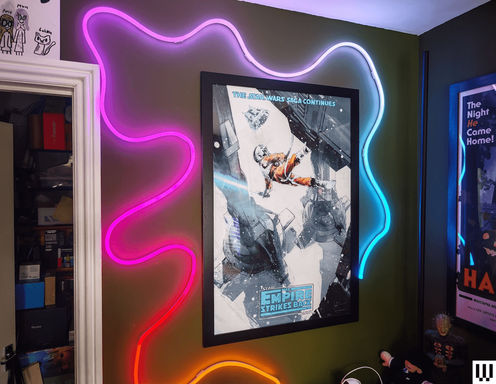 Tubo ondulado de luces de neón pegado a una pared girando alrededor de un cartel.