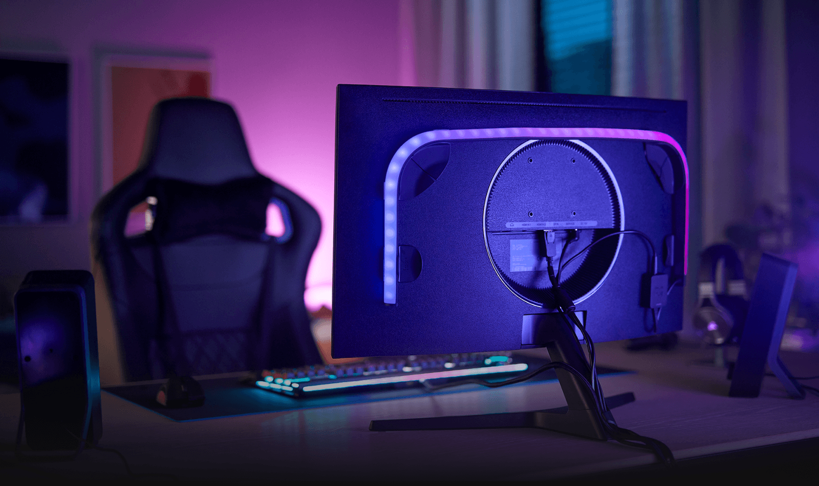 Tira de luz Philips Hue conectada a la parte posterior de un monitor de computadora