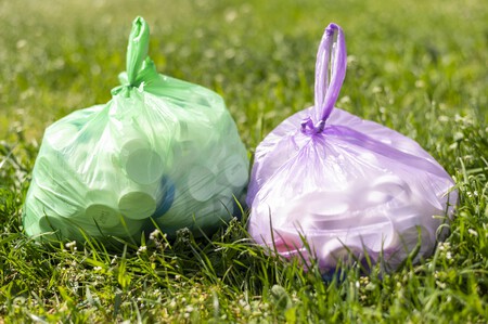 Bolsas De Plastico Con Basura Sobre Hierba