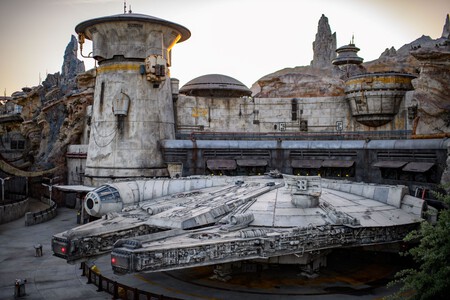 Millennium Falcon In Star Wars Galaxys Edge In Disneyland Park