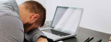 Millennials y Gen Z están “quemados”: trabajan igual que otras generaciones, pero sin esperanza