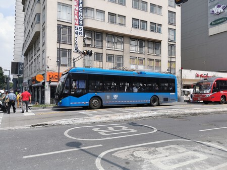 Trolebus Circulando En Avenida Balderas