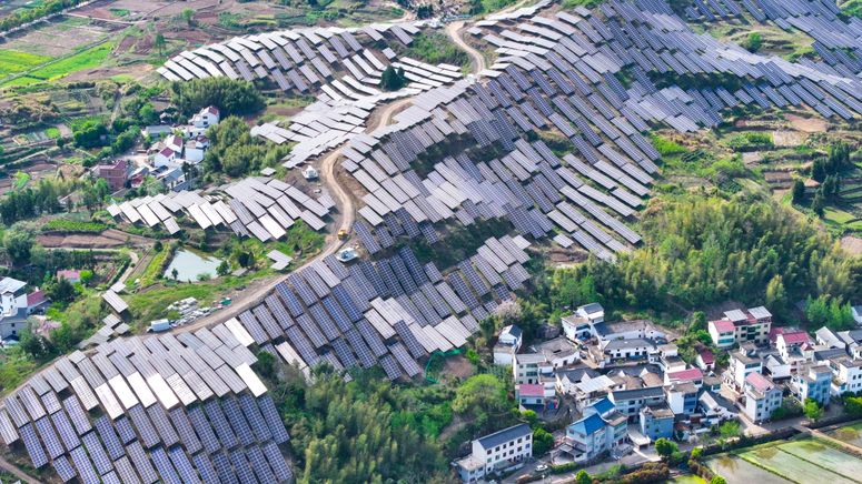 Una vista aérea de más de 60, 000 paneles solares fotovoltaicos instalados en las montañas de Jinhua, en la provincia de Zhejiang.