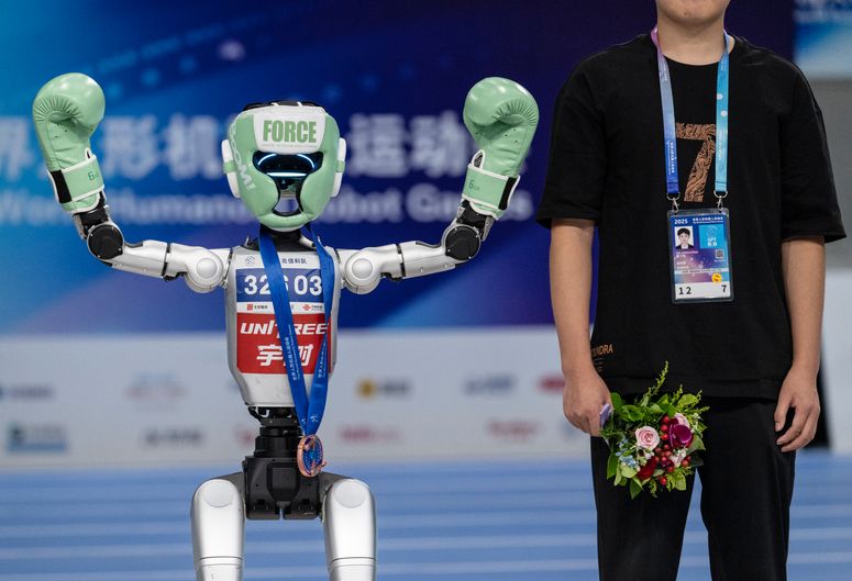 Un robot celebra su victoria en el ring en los Juegos Mundiales de Robots Humanoides 2025 en Pekín.