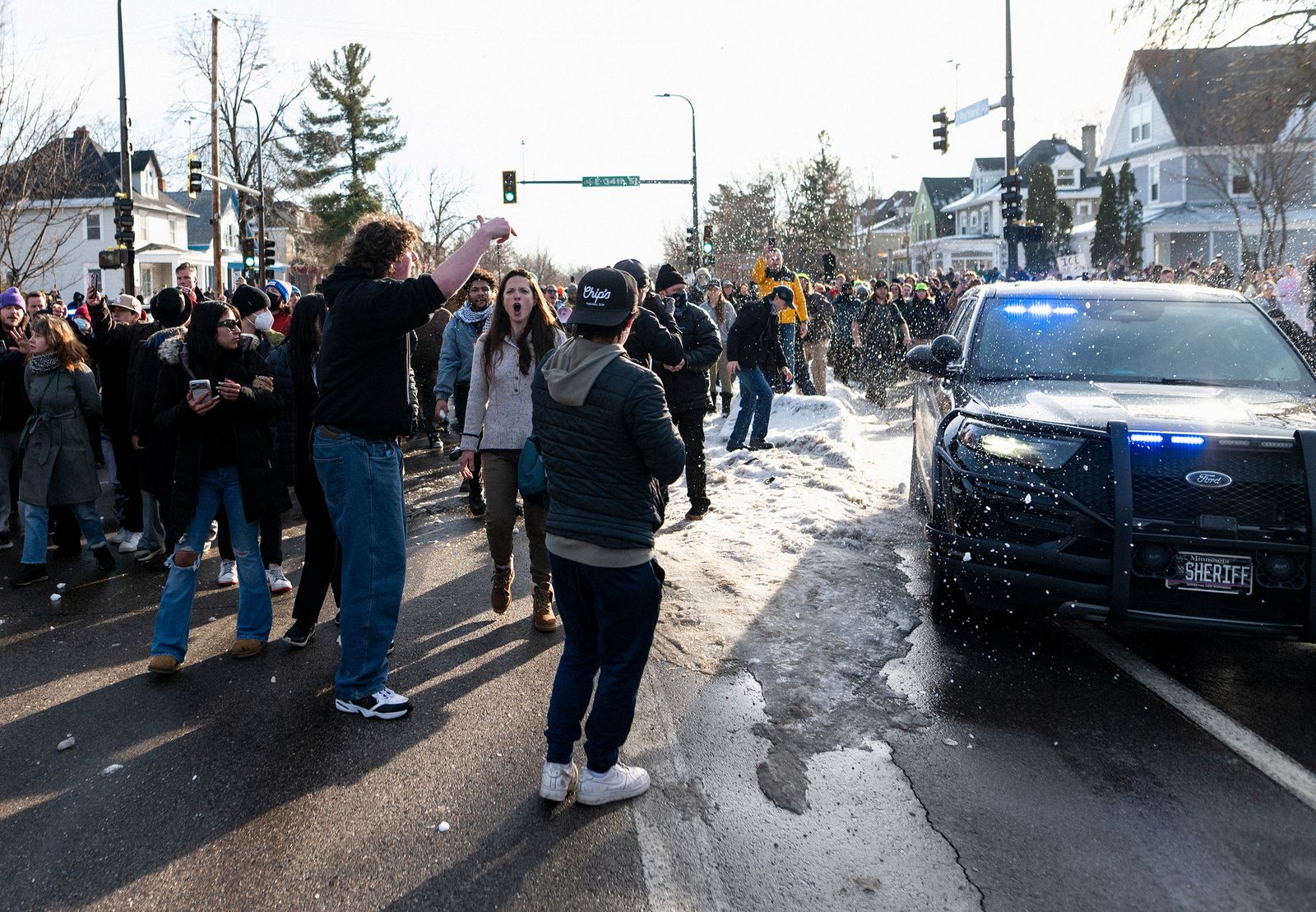 Un grupo de personas se enfrenta a agentes de la Policía de Minneapolis cuando abandonan el lugar de los hechos tras el...