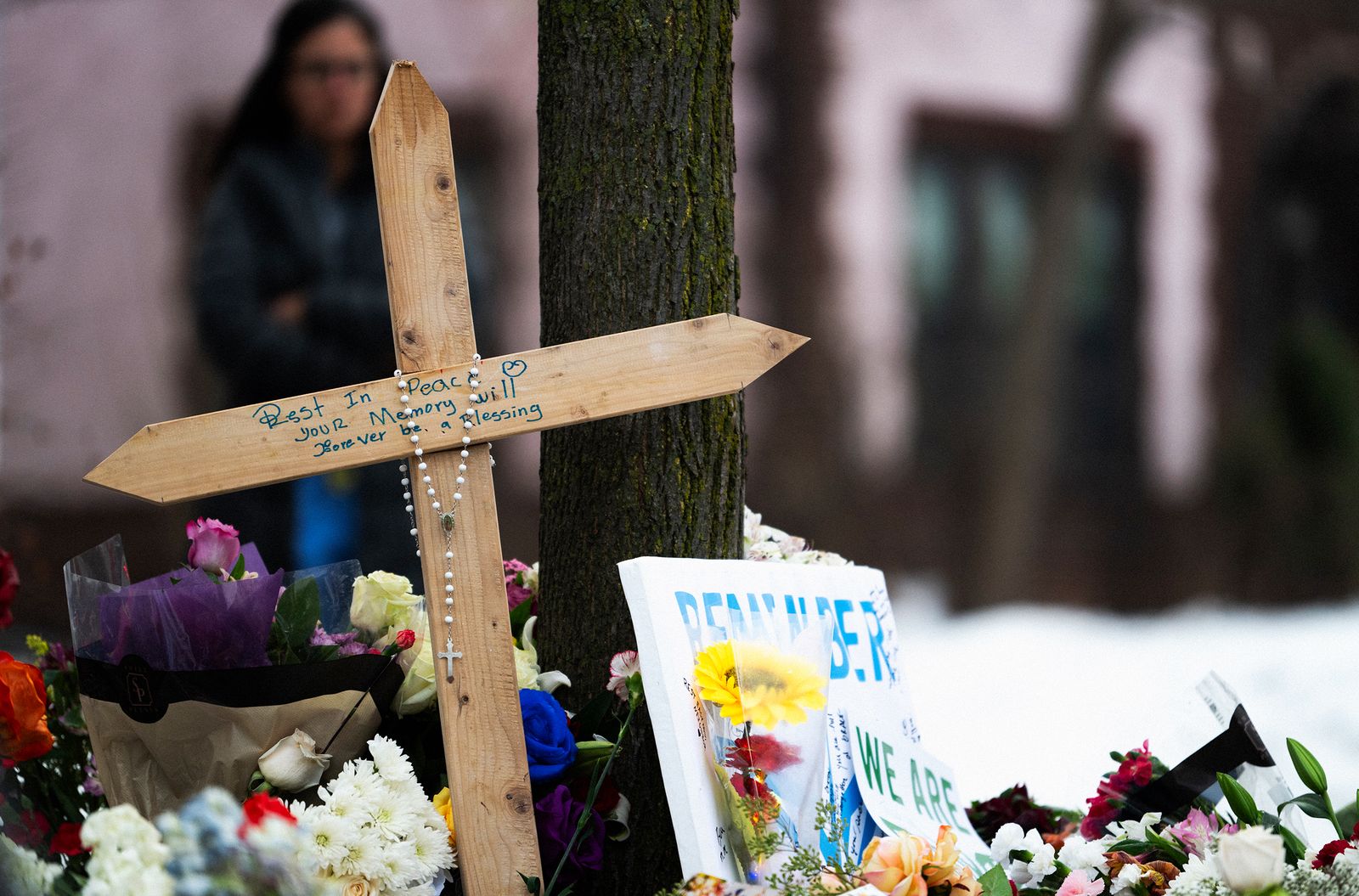 Una cruz en memoria de Renee Nicole Good cerca del lugar donde fue tiroteada en Minneapolis.