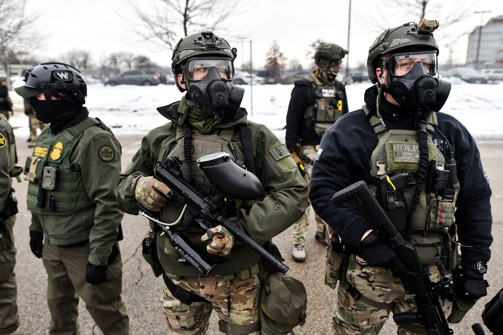 Agentes federales montan guardia mientras los manifestantes se reúnen frente al edificio federal Bishop Henry Whipple en...