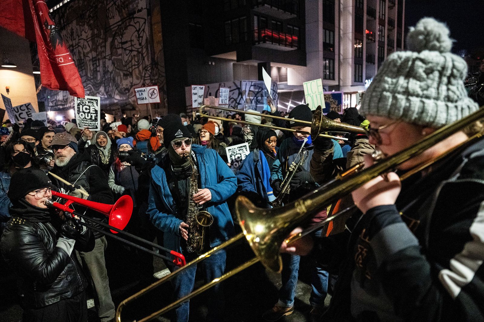 Manifestantes hacen ruido frente a los hoteles que se cree que albergan a agentes del ICE y otros agentes federales en...