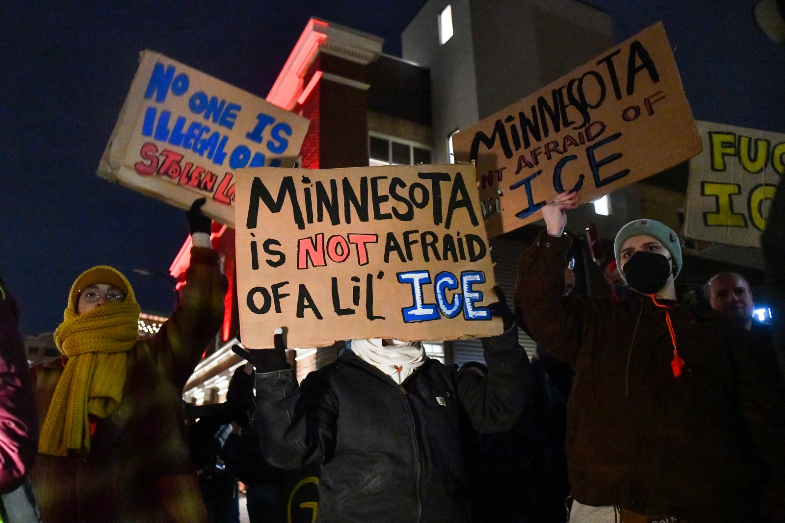 La gente protesta contra el ICE tras el tiroteo mortal de Renee Nicole Good en el centro de Minneapolis.