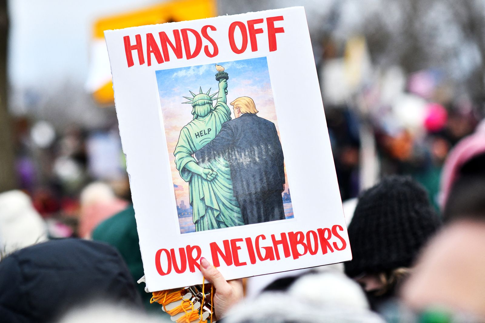 Un manifestante sostiene un cartel durante una marcha en Minneapolis para protestar contra el ICE y el tiroteo mortal de...