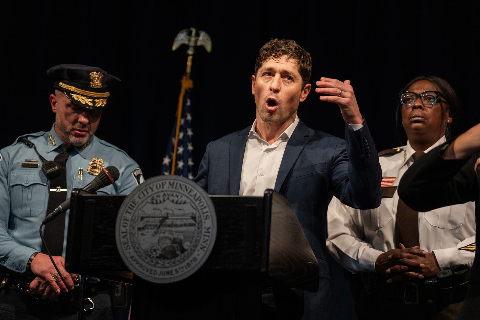 El alcalde de Minneapolis Jacob Frey habla en rueda de prensa sobre el asedio del ICE a la ciudad.