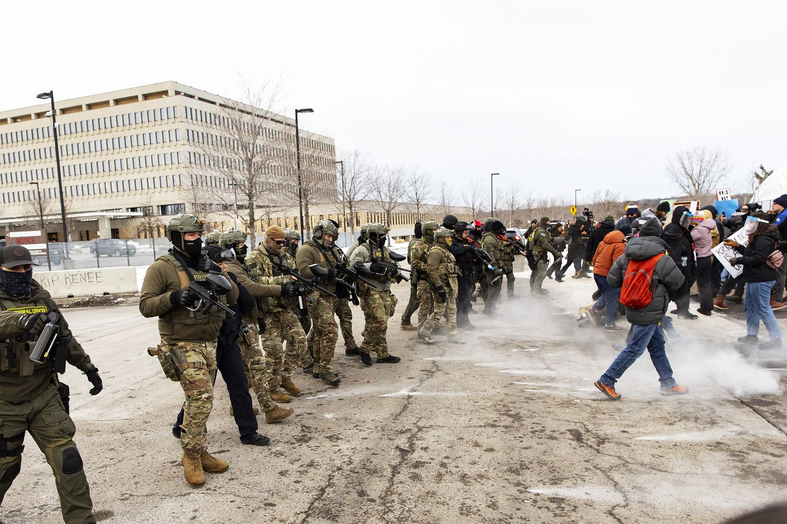 Agentes federales disparan lo que parecen ser bolas de pimienta a los manifestantes frente a una instalación de ICE...