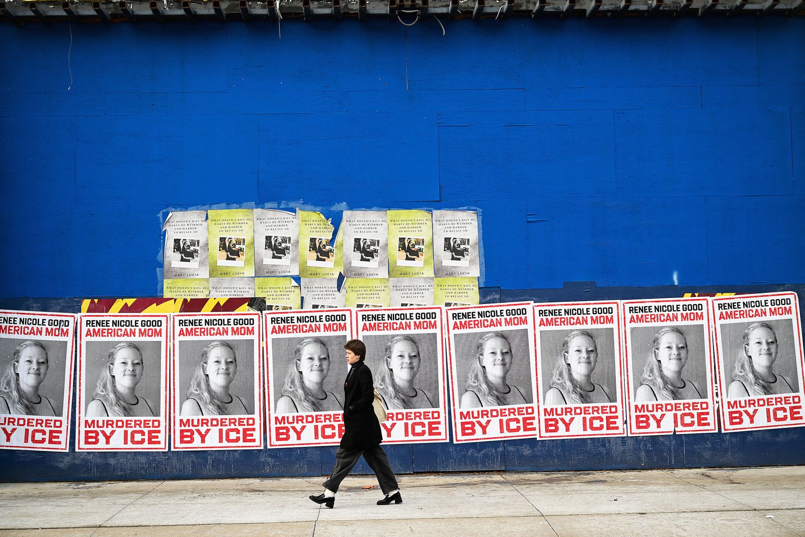 Fotos de Renee Nicole Good expuestas en una pared de Minneapolis.